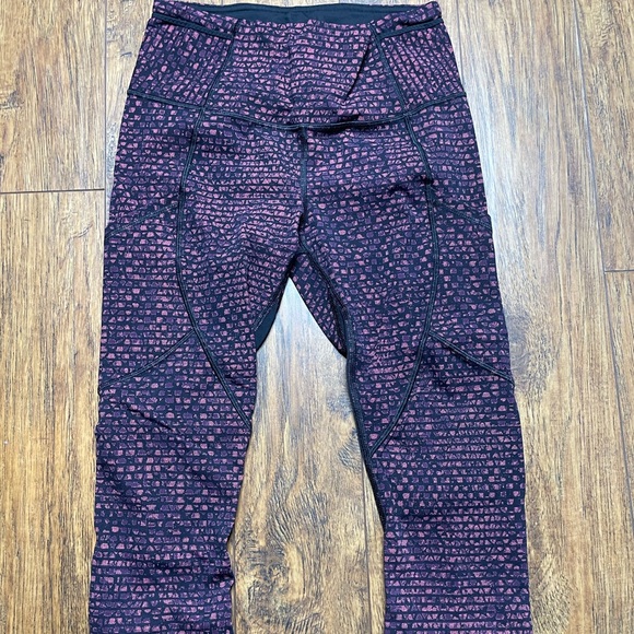 Lululemon leggings size 4 capri - Picture 2 of 2
